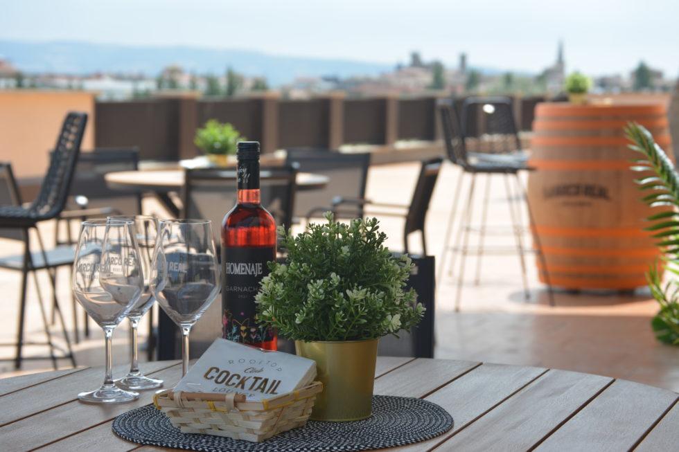 terraza con mesas preparadas de bodega Marco REal